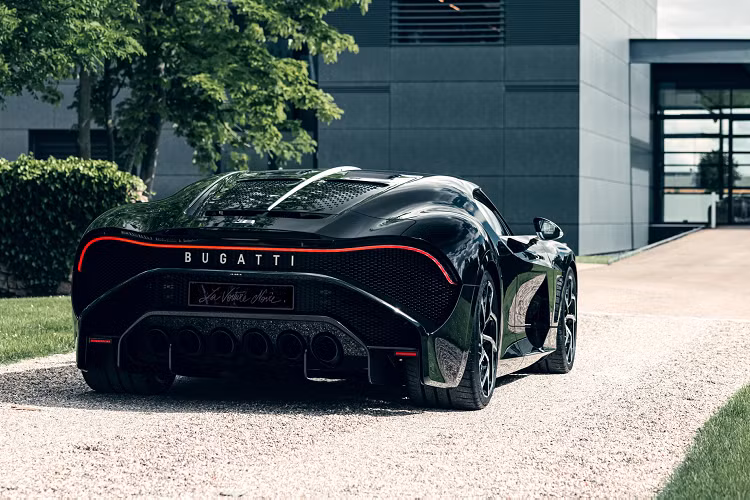 La Voiture Noire (có nghĩa là xe màu đen trong tiếng Pháp) được tạo ra để tưởng nhớ đến chiếc Type 57 SC Atlantic của Jean Bugatti. Có duy nhất một chiếc được sản xuất, siêu xe Bugatti La Voiture Noire vẫn phải trải qua đủ các bài thử nghiệm, kiểm tra của hãng xe Pháp.