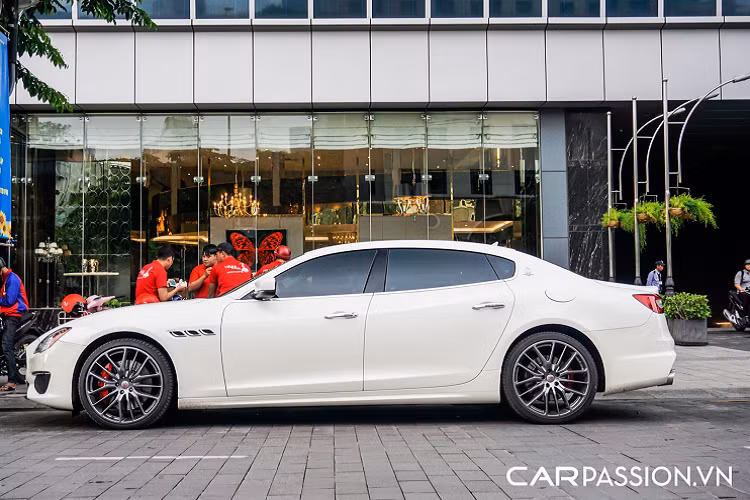 Cản trước của xe có các khe hút gió được mở rộng, lưới tản nhiệt mạ chrome có các nan dọc được thiết kế để tăng lực ép cho phần đầu xe và logo “cây đinh ba” đặt ở vị trí trung tâm. Là mẫu xe có khối động cơ đặt trước, Quattroporte vẫn sở hữu tỉ lệ phân bổ khối lượng ấn tượng 50:50 cho trước và sau xe nhờ cách bố trí hệ dẫn động hiệu quả. Điều đó mang lại cảm giác lái cũng như khả năng vào cua ở tốc độ cao đầy phấn khích cho mẫu sedan hạng sang nặng hơn 2 tấn.