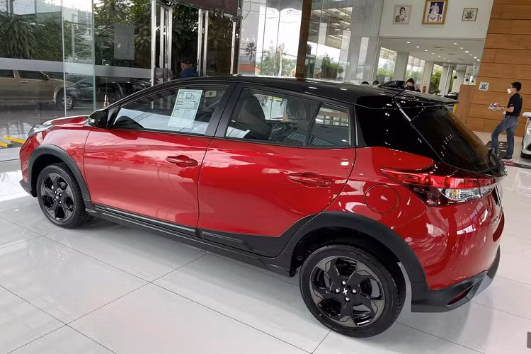 Ngay cả động cơ của Toyota Yaris X-Urban 2021 cũng giữ nguyên như bản thường. Cụ thể, xe được trang bị động cơ xăng 4 xi-lanh, Dual VVT-iE, dung tích 1.2L, sản sinh công suất tối đa 92 mã lực tại tua máy 6.000 vòng/phút và mô-men xoắn cực đại 109 Nm tại tua máy 4.400 vòng/phút. Động cơ kết hợp với hộp số biến thiên vô cấp Super CVT-i.