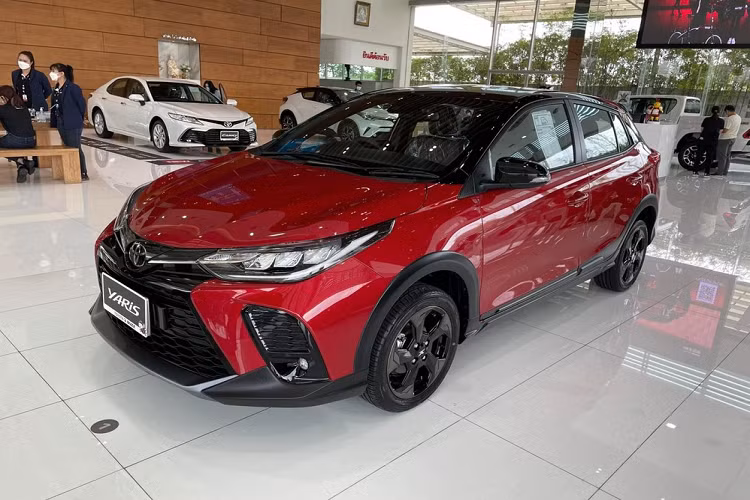 Vào hồi tháng 9 năm nay, Toyota đã bất ngờ tung ra phiên bản X-Urban mới của dòng xe hatchback cỡ nhỏ Yaris tại thị trường Thái Lan. Những chiếc Toyota Yaris X-Urban 2021 mới sau đó đã được trưng bày tại đại lý ở Thái Lan. Nhờ đó, chúng ta có thể chiêm ngưỡng hình ảnh "bằng xương, bằng thịt" của Toyota Yaris 2021 phiên bản gầm cao và thiết kế thể thao hơn.