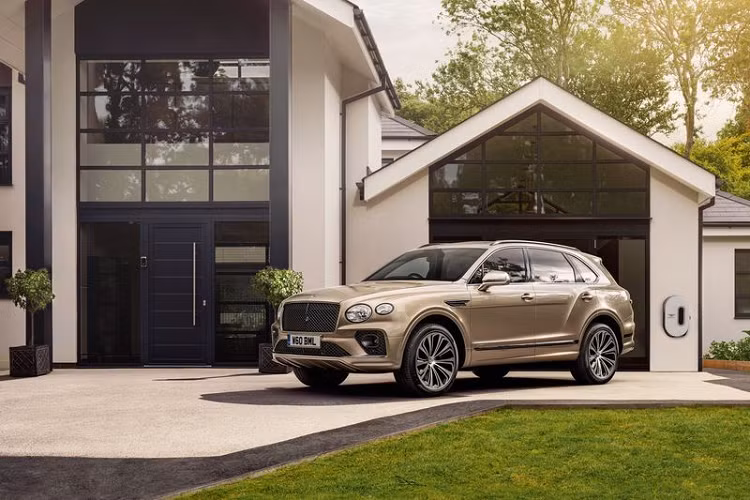 Vốn dĩ bảng màu tiêu chuẩn của Bentley đã rất nhiều - nhiều nhất trong số các thương hiệu xe sang nổi tiếng thế giới hiện nay, nhưng Mulliner còn cung cấp thêm 26 màu nữa vào bảng màu của Bentayga.