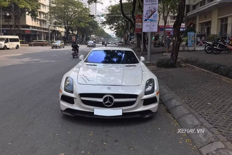 Bên dưới nắp ca-pô, siêu phẩm Mercedes-AMG SLS sử dụng khối động cơ V8 6.2L hút khí tự nhiên, sản sinh công suất 563 mã lực tại 6.800 vòng/phút và 650 Nm mô-men xoắn tại 4.750 vòng/phút. Mức giá xe Mercedes-AMG SLS khi mới về Việt Nam không dưới 10 tỷ đồng.