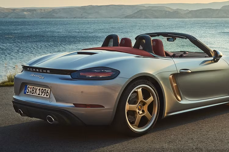 Tên gọi Boxster là sự kết hợp giữa khối động cơ boxer và thiết kế mui trần roadster. Trải qua 4 thế hệ, Porsche đã sản xuất hơn 357.000 chiếc Boxster. Dù được thiết kế dựa trên phiên bản 718 Boxster GTS 4.0, Porsche Boxster 25 Years mới vẫn có những đặc điểm nổi bật của mẫu Boxster concept từng được giới thiệu tại Triển lãm Detroit Motor Show 1993.