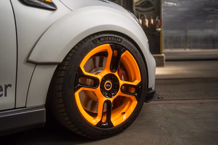 Mâm xe là loại MINI JCW GP 18 inch với thiết kế 2 tone màu đen/cam nổi bật. Vòm bánh xe được mở rộng và bổ sung thêm bộ chia gió giúp cải thiện tính khí động học cho xe.