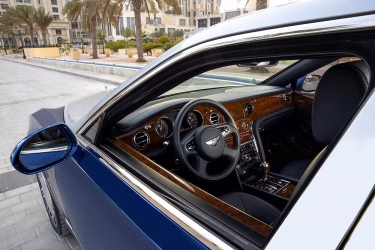 Với những chiếc xe limousine sang trọng như thế này, mọi tinh hoa đương nhiên đều dồn vào bên trong xe. Bước vào trong xe, hành khách sẽ được chào đón bằng 4 ghế ngồi quay mặt vào nhau và được bọc da cao cấp. Đặc biệt, hãng Bentley đã trang bị hệ thống điều hòa tự động 2 vùng, cho phép hành khách ngồi ở ghế nào cũng có thể điều chỉnh nhiệt độ cho phù hợp với bản thân.