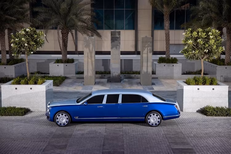 Hãng Bentley khẳng định Mulsanne Grand Limousine chính là mẫu xe limousine dài nhất từng được chế tạo chính hãng tại nhà máy. Đáng tiếc giá bxe không được tiết lộ. Bentley Mulsanne đã chính thức bị "khai tử" vào năm ngoái nên những mẫu xe đặc biệt như Mulsanne Grand Limousine sẽ không còn cơ hội ra đời. Đây là cơ hội quý giá để những người yêu xe sở hữu những chiếc limousine được hãng Bentley miêu tả là một phần quan trọng trong lịch sử của ngành ôtô thế giới.