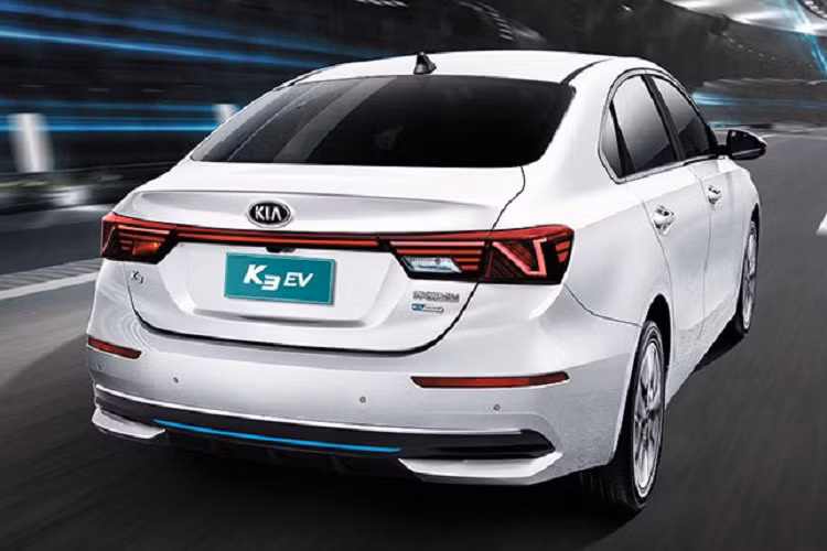 Tại thị trường Trung Quốc, xe có 2 phiên bản với giá xe Kia K3 EV 2021 dao động từ 176.800 - 186.800 Nhân dân tệ (khoảng 637 - 673 triệu đồng). Hiện chưa rõ sau Trung Quốc, phiên bản chạy điện của Kia K3 có được bày bán ở những thị trường khác trên thế giới hay không.