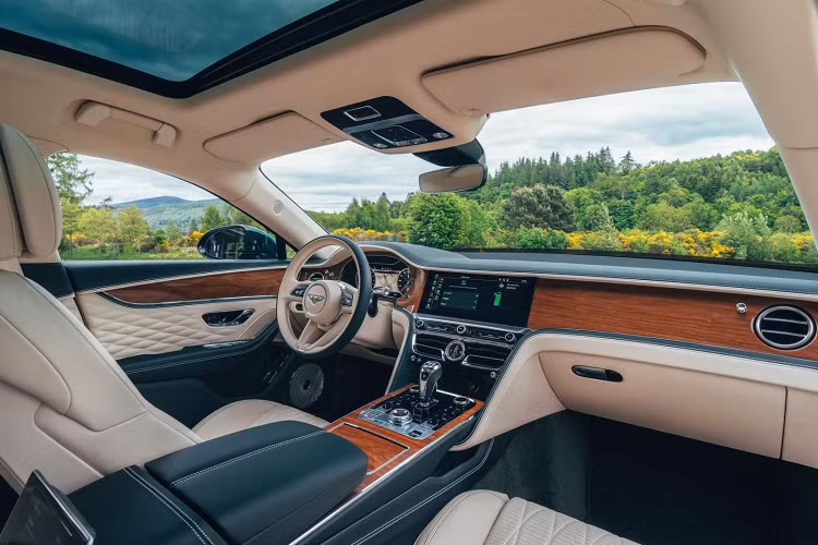 Cũng vì được trang bị hệ truyền động plug-in hybrid nên Bentley Flying Spur 2022 rất tiết kiệm dù là xe hiệu năng cao. Theo Bentley công bố, mẫu Flying Spur 2022 có khả năng vận hành lên đến 700 km. Trong đó, bộ pin lithium cho phép xe vận hành ở chế độ điện hoàn toàn trong phạm vi 40km và có thể sạc đầy trong khoảng 2 tiếng rưỡi.
