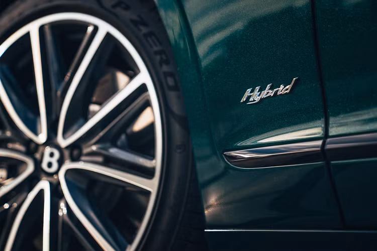 Bentley cho biết chiếc Flying Spur Plug-in Hybrid có tổng cộng 60 tùy chọn màu, bao gồm 7 tùy chọn tiêu chuẩn "được chọn lựa cẩn thận nhằm làm nổi bật đặc trưng và phong cách của xe".
