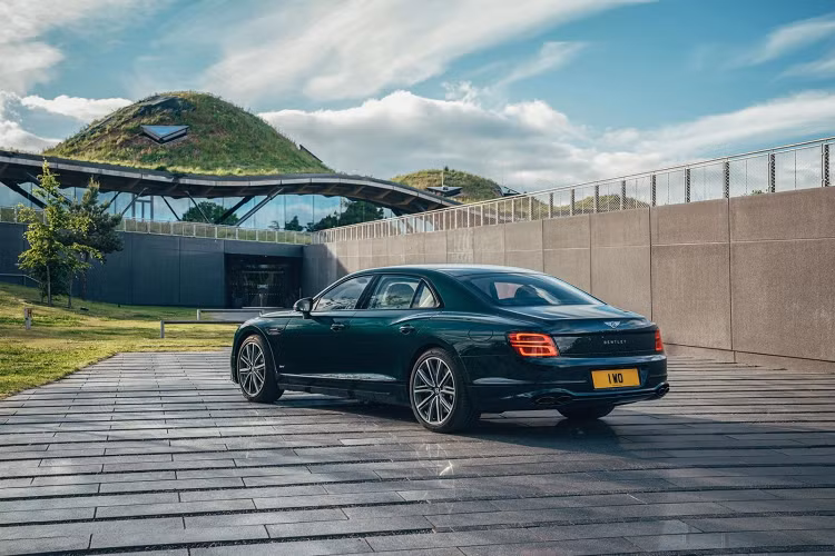 Bentley cho biết người dùng có thể kết nối điện thoại với xe để theo dõi tình trạng sạc pin, các thông số của xe cũng như nhiều tình năng hỗ trợ khác. Dự kiến, Bentley Flying Spur Plug-in Hybrid sẽ chính thức bán ra vào mùa hè này, giá thành cũng sẽ được công bố ngay trước khi xe có mặt tại đại lý.