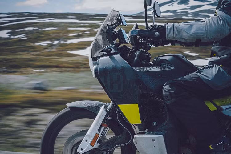 Theo công bố, mẫu Husqvarna Norden 901 sẽ được tích hợp sẵn hệ thống điện tử hỗ trợ người lái là cảm biến IMU 6 trục nhằm kiểm soát các tính năng như ABS cảm biến góc nghiêng, kiểm soát độ hẫng bánh trước, kiểm soát lực kéo. 
