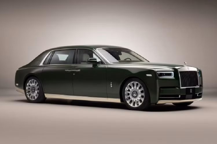 Được đặt tên là Rolls-Royce Phantom Oribe mới, phiên bản đặc biệt này thuộc sở hữu của tỷ phú người Nhật Bản - Yusaku Maezawa. Phantom Oribe được xây dựng dựa trên 2 nguồn cảm hứng là bộ sưu tập gốm sứ cổ đại đẳng cấp bậc nhất thế giới của Maezawa và thương hiệu thời trang xa xỉ toàn cầu Hermes.