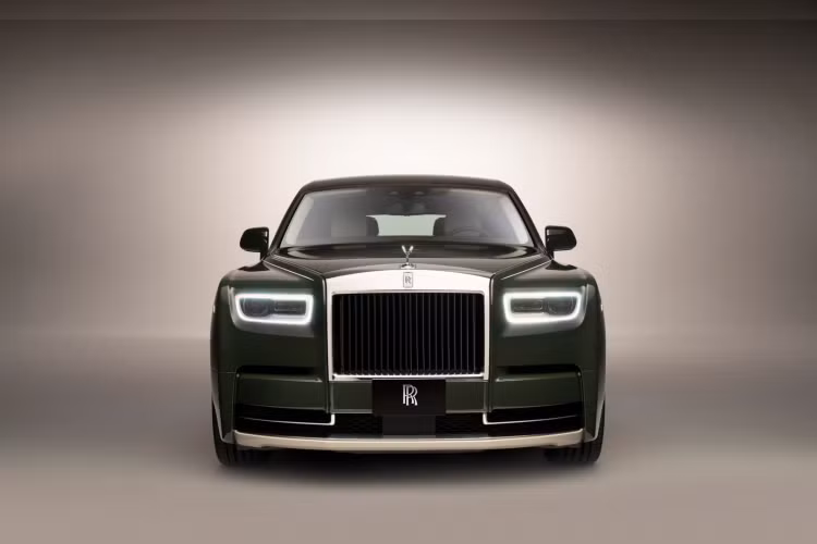 Nhìn chung, phiên bản Phantom Oribe có thể được liệt vào những phiên bản xa xỉ nhất từng được chế tạo của Rolls-Royce. Phantom Oribe chính là một bản giao hưởng giữa sự truyền thống của tinh hoa gốm sứ Nhật Bản và sự thời thượng của hãng thời trang danh giá nước Pháp.