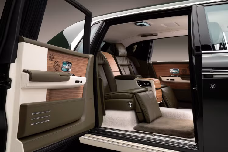Ngoại hình của chiếc xe siêu sang Rolls-Royce Phantom bản Oribe được tô điểm bởi lớp sơn 2 tông màu xanh lá trầm và màu kem của gốm cổ Oribe. Đặc biệt, màu xanh Oribe Green độc quyền này được Rolls-Royce sản xuất để khoác lên ngoại thất máy bay cá nhân của Maezawa.