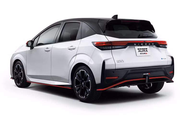NISMO mới của Note Aura sở hữu diện mạo kết hợp hài hòa giữa các chi tiết nguyên bản cùng các bộ phận nâng cấp của NISMO. So với Note Aura nguyên bản, phiên bản NISMO được thay thế hàng loạt các chi tiết như nắp capo, cản trước, líp hông, cản sau cũng như cánh gió phía sau. Cản trước của xe được bày trí lại với hai đường nét hai bên cản góc cạnh, phần líp trước được bổ sung liền mạch với đường viền cản phía trên.