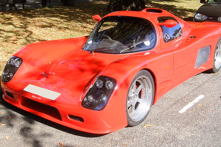 6. Ultima GTR 720 (2,6 giây): Dù ngoại hình khá kỳ lạ, những gì dưới nắp capo của Ultima GTR 720 lại rất đáng gờm. Mẫu xe này được trang bị động cơ V8 6.4L, công suất 710 mã lực và hộp số sàn 5 cấp. Nó chỉ mất 2,6 giây để tăng tốc 0-100 km/h, trước khi đạt tốc độ tối đa 372 km/h.
