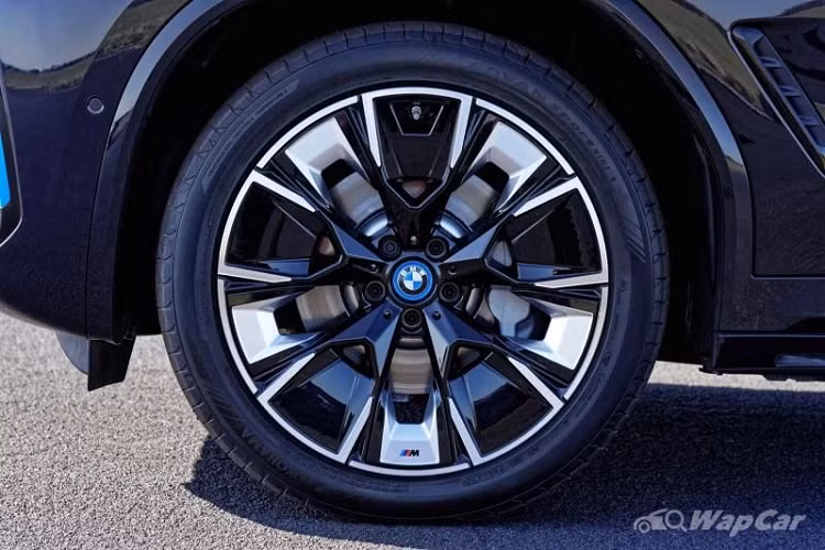 Với cấu hình này, mẫu SUV điện BMW iX3 2021 sẽ cần 6,8 giây để chạy nước rút từ 0 - 100 km/h và cán tốc độ tối đa 180 km/h. Chiếc SUV được trang bị bộ pin 80 kWh cung cấp khả năng hoạt động tối đa lên tới 460 km/h.