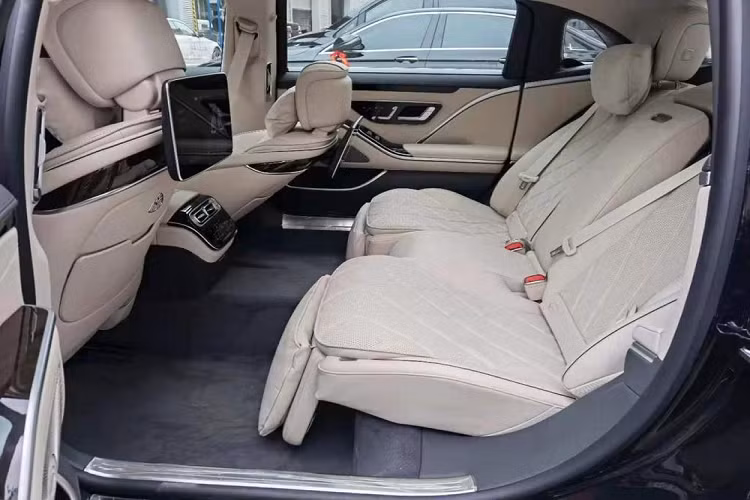 Tiếp đến là bộ vành hợp kim 5 chấu được thiết kế theo phong cách cổ điển nhưng không kém phần ấn tượng và bắt mắt. Đằng sau, Mercedes-Maybach S480 2021 gần như giữ nguyên thiết kế của S-Class thông thường. Xe cũng có cụm đèn hậu hình tam giác mới, mang đến vẻ trẻ trung và thanh lịch.