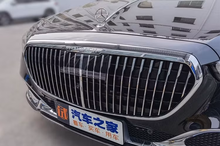 Bên dưới lưới tản nhiệt là hốc gió đi kèm mắt lưới hình tổ ong cũng được mạ crôm sang trọng. Trong khi đó, trên nắp ca-pô xuất hiện biểu tượng ngôi sao 3 cánh đặc trưng của thương hiệu Mercedes-Benz. Thêm vào đó là đường mạ crôm kéo dài từ biểu tượng này đến kính lái.