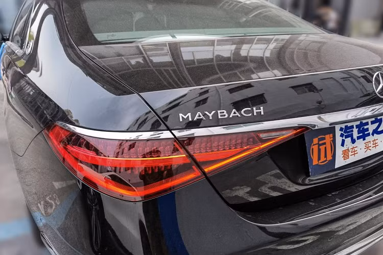 Bên trong, Mercedes-Maybach S480 2021 dành cho thị trường Trung Quốc được trang bị màn hình OLED 12,8 inch nằm dọc, phục vụ hệ thống thông tin giải trí MBUX thế hệ thứ 2.