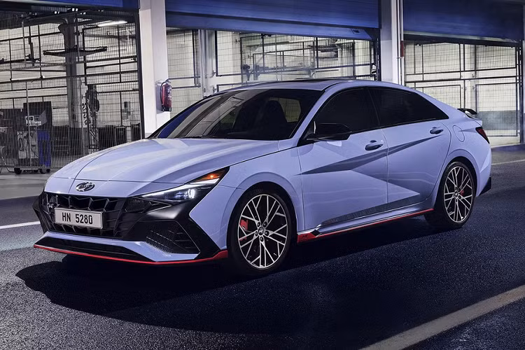 Dòng sedan cỡ C Hyundai Elantra hiện đã có phiên bản N Line thể thao hơn. Tuy nhiên, hãng Hyundai vẫn chưa thấy đủ và tiếp tục tung ra phiên bản N hiệu suất cao của dòng xe này. Hyundai Elantra N 2022 mới vốn được gọi bằng cái tên khác là i30 N Sedan ở một số thị trường trên thế giới như Úc. Do đó, không có gì bất ngờ khi mẫu sedan hiệu suất cao này chia sẻ một số bộ phận với Hyundai Elantra i30 N mang kiểu dáng hatchback hiện đang bán trên thị trường châu Âu