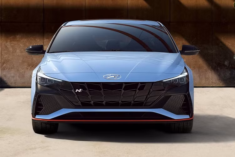 Bên trong xe, Hyundai Elantra N 2022 được nâng cấp hệ thống thông tin giải trí để hiển thị những thông tin quan trọng như nhiệt độ dầu, nhiệt độ nước làm mát, mô-men xoắn và áp suất tăng áp. Ngoài ra, xe còn được trang bị đồng hồ đo thời gian hoàn thành vòng đua và ghế mới.