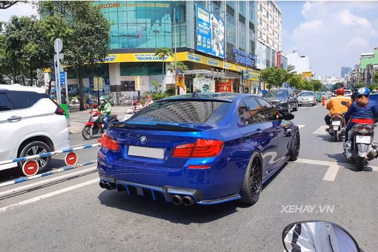 Cũng như những mẫu xe hiệu suất cao M Performance khác của BMW, M5 F10 cũng được thừa hưởng rất nhiều nét thiết kế đặc trưng của dòng M trứ danh như hốc gió trước thiết kế hầm hố và rộng hơn, đèn sương mù được lược bỏ, hệ thống ống xả đôi nằm về 2 bên thân xe, khe thoát gió ở vòm bánh trước…
