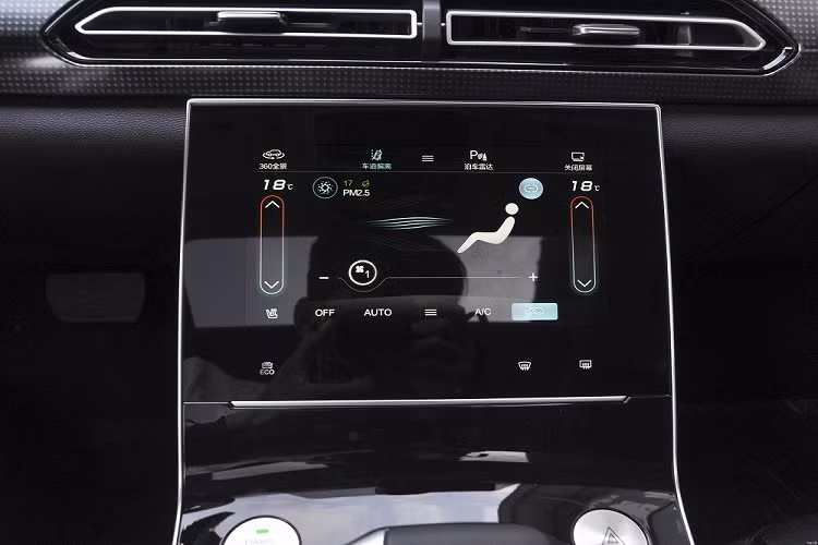 Bộ vành đa chấu còn lại có thiết kế hoàn toàn mới. Đằng sau mẫu crossover cỡ C này xuất hiện cụm đèn hậu nối liền với nhau, nằm vắt ngang trên đuôi xe. Cụm đèn hậu này được bao quanh bằng nẹp mạ crôm bên dưới.