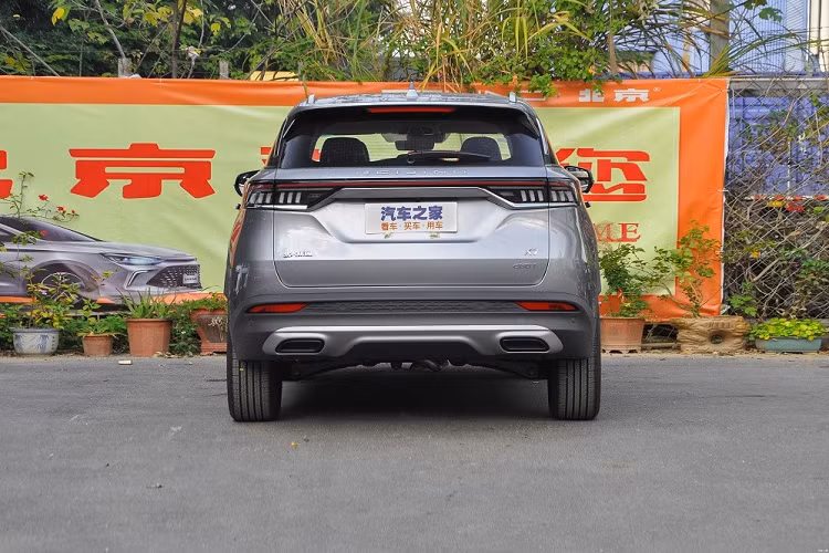Dự kiến, Beijing X7 2022 sẽ bắt đầu được bày bán tại Trung Quốc trong tương lai gần. Hiện giá xe Beijing X7 2022 vẫn chưa được hé lộ. Trong khi đó, phiên bản cũ của mẫu crossover cỡ C này có giá dao động từ 528 - 698 triệu đồng tại Việt Nam.
