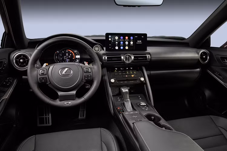 IS 500 có những cải tiến bên ngoài tinh tế hơn giúp tao nên sự khác biệt với IS 350 F SPORT tiêu chuẩn. Phần nắp capo xe được nâng lên khoảng 50 mm và có các đường gân tạo hình nhằm, cản trước và ốp vè bánh trước được được kéo dài để giúp phù hợp với động cơ V8 hút khí tự nhiên của xe. IS 500 sẽ được trang bị tiêu chuẩn với bộ mâm xe hợp kim Enkei 19 inch chia 10 chấu với thiết kế dành riêng cho mẫu xe này.