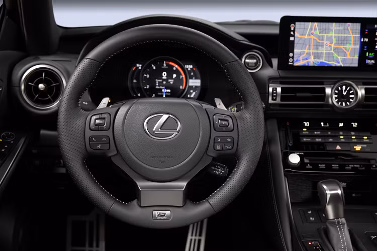 Nhằm đảm bảo an toàn cho người lái, hành khách cũng như những người xung quanh, Lexus đã bổ sung thêm tính năng Safety System+. Hệ thống này sử dụng radar và camera để đưa ra cảnh báo trước khi có va chạm sắp xảy ra, phanh khẩn cấp tự động khi nhận dạng được tình huống rủi và có chức năng cảnh báo người đi xe đạp và người đi bộ.