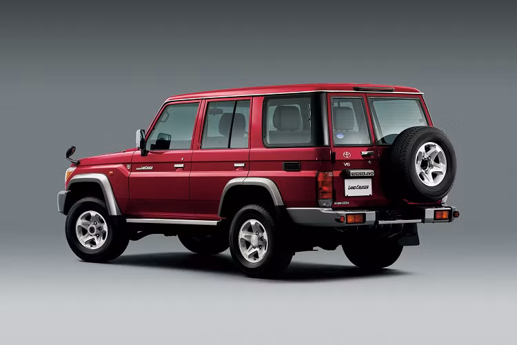 Trong nhiều năm qua, mẫu Toyota Land Cruiser 70 Series không ngừng được hãng xe Nhật Bản nâng cấp và cải tiến về mặt an toàn, khí thải và tính năng. Mới nhất là vào năm 2020 vừa qua, Toyota Land Cruiser 70 Series được bổ sung thêm hệ thống thông tin giải trí với màn hình cảm ứng 6,1 inch, mang đến cho xe hệ thống định vị dẫn đường, kết nối Bluetooth và nhiều cổng USB.