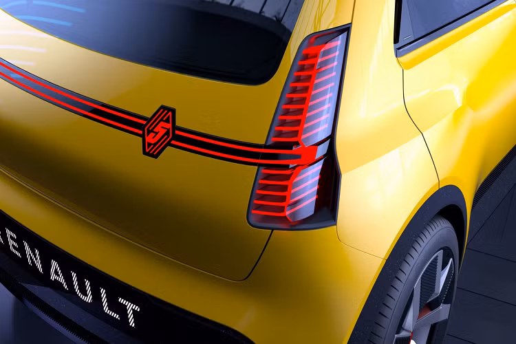 Hiện tại, Renault vẫn chưa hé lộ bất cứ thông tin nào về thông số kĩ thuật, động cơ, dung lượng pin hay hiệu năng của chiếc xe. Tuy nhiên, thương hiệu này đã xác nhận và khẳng định về việc mẫu Renault 5 thế hệ mới sẽ là chiếc xe chạy hoàn toàn bằng điện. Điều này có nghĩa rằng sẽ không có bất cứ biến thể nào sử dụng động cơ truyền thống cho mẫu Renault 5 mới này.