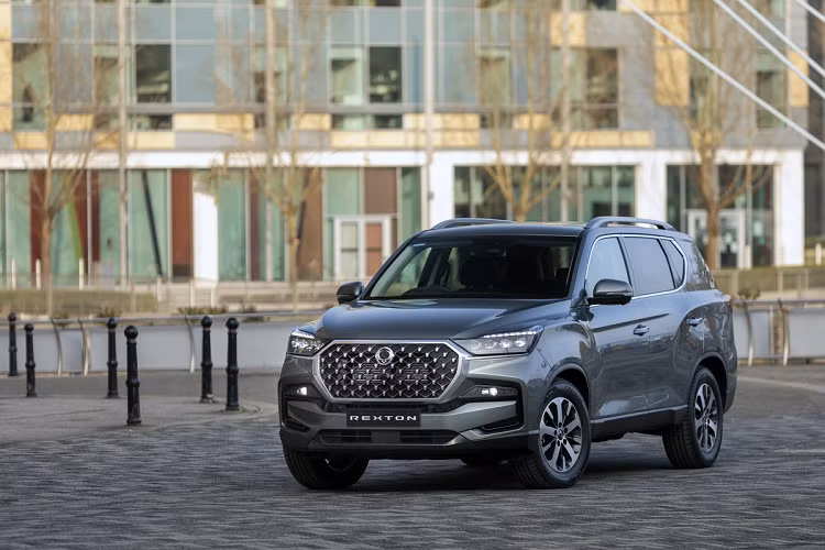 Giữa khó khăn về tài chính, hãng xe Hàn Quốc - SsangYong vẫn cho ra phiên bản nâng cấp của Rexton tại Anh. Dù chỉ là bản nâng cấp của thế hệ thứ 2, SsangYong Rexton 2021 mới như được lột xác hoàn toàn so với đời trước.