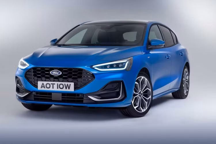 Với bản trang bị hiệu năng cao Ford Focus ST, chiếc hatchback được cung cấp bộ mâm hợp kim mới và tùy chọn màu sơn Xanh Mean “vay mượn” từ Puma ST và Fiesta ST. Bước vào trong cabin, một cải tiến lớn đã xuất hiện bên trong khoang lái của Ford Focus 2022. Cụ thể, chiếc hatchback được trang bị hệ thống thông tin giải trí SYNC 4 mới nhất của Ford.