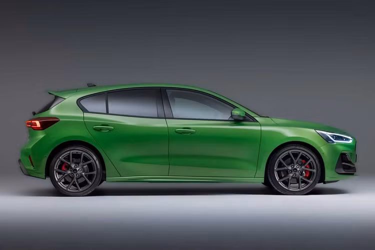 Về phần đèn hậu, Ford Focus 2022 có thiết kế mặt đèn kiểu khói mờ. Phía bên trong có thể là đèn halogen tiêu chuẩn hoặc tùy chọn nâng cao là đèn LED với kiểu bố trí đặc biệt.