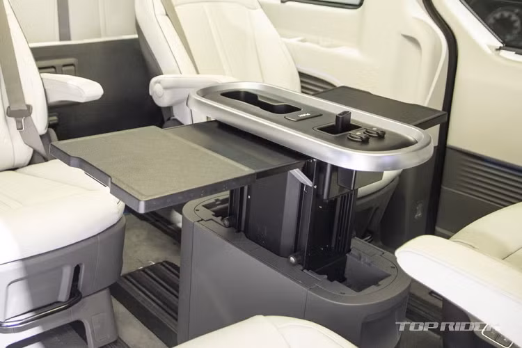 Điểm nhấn đầu tiên của Hyundai Staria Lounge Limousine là màn hình TV 25 inch treo trên trần xe nhằm phục vụ hành khách ở những hàng ghế sau. Đặc biệt, Hyundai Staria Lounge Limousine còn có trần xe bầu trời sao theo phong cách của Rolls-Royce. Đèn tích hợp trên trần có thể chỉnh theo 5 chế độ khác nhau.