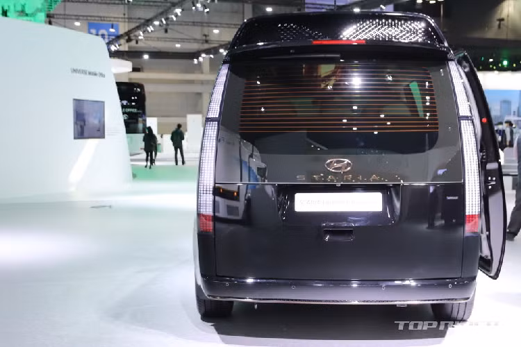 Hiện giá xe Hyundai Staria Lounge Limousine vẫn chưa được công bố. Chỉ biết rằng, xe sẽ được bán tại thị trường Hàn Quốc vào nửa đầu năm sau.