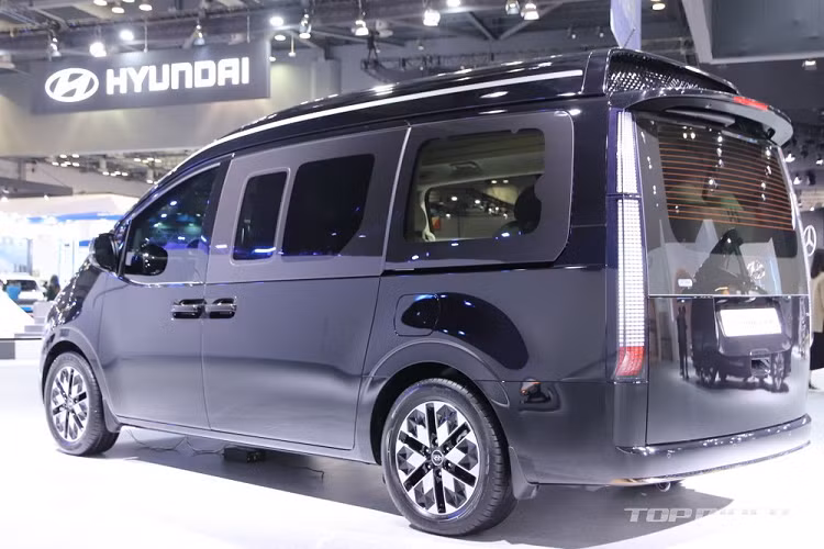 Điểm nhấn của Hyundai Staria Lounge Limousine đều tập trung ở bên trong nội thất. Bước vào bên trong mẫu xe này, người dùng sẽ được chào đón bằng không gian nội thất sang trọng và tiện nghi hơn.