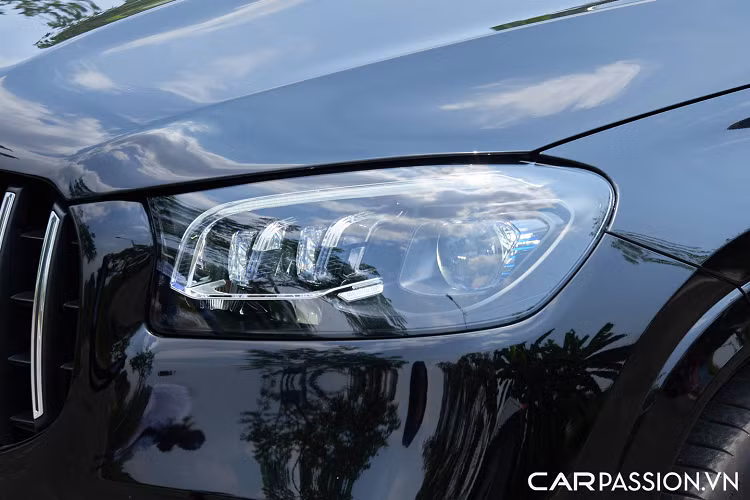Tuy nhiên, đối với chiếc GLS 450 cụ thể trong bài viết này thì hiệu năng không chỉ dừng lại ở mức nguyên bản. Chủ xe cảm thấy cần phải thay đổi sức mạnh động cơ để tương xứng với phần ngoại hình mang phong cách GLS 63, nên đã lựa chọn gói nâng cấp chính hãng, tăng công suất lên 512 mã lực và mô-men xoắn cực đại lên đến 850 Nm! Do đó, trải nghiệm lái mà chiếc xe này đem lại thực sự ấn tượng với những cú vọt ga mau lẹ dứt khoát, tràn đầy phấn khích và khác biệt rất nhiều so với trạng thái ban đầu.