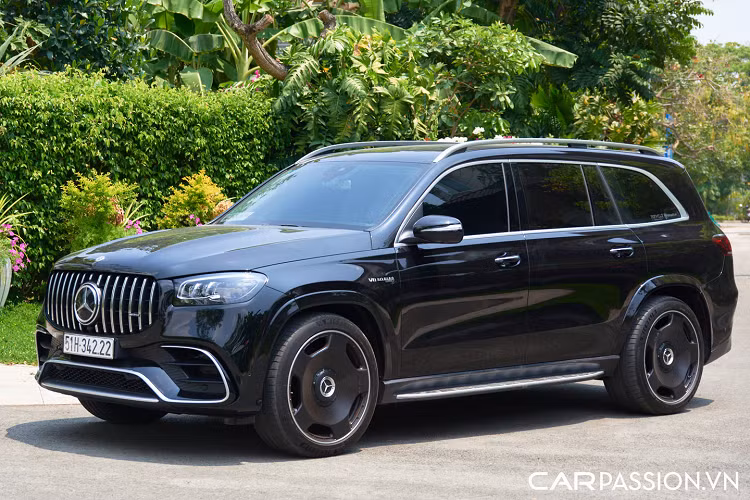 Tại Việt Nam, Mercedes-Benz GLS thế hệ thứ ba (tên mã X167) dù mới chỉ xuất hiện trên thị trường được hơn 1 năm nhưng đã nhanh chóng trở thành lựa chọn hàng đầu trong phân khúc SUV hạng sang cỡ lớn. Với mức giá chính hãng chỉ 4,909 tỷ đồng cho phiên bản Mercedes-Benz GLS 450 4MATIC mới nhập khẩu từ Mỹ, sự xuất hiện của mẫu xe này thực sự là một "cú sốc" lớn dành cho các đối thủ cạnh tranh cùng hạng, vốn có giá bán cao hơn GLS khá nhiều.