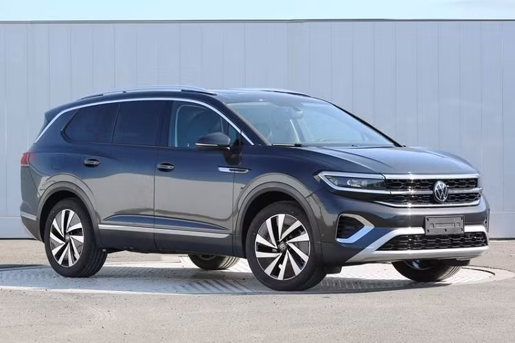 Những mẫu SUV cỡ lớn vốn rất được ưa chuộng tại thị trường tỷ dân Trung Quốc. Do đó, hãng Volkswagen đã quyết định phát triển thêm một mẫu SUV cỡ lớn hoàn toàn mới mang tên Talagon. Tuy chưa ra mắt thị trường Trung Quốc nhưng Volkswagen Talagon 2022 mới đã lộ diện thông qua những hình ảnh rò rỉ. Được phát triển dựa trên cơ sở gầm bệ chung với Atlas, Volkswagen Talagon sở hữu chiều dài 5.152 mm, rộng 2.002 mm, cao 1.795 mm và chiều dài cơ sở 2.980 mm.