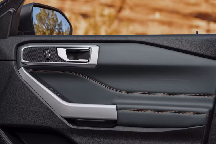 Mở cửa của Ford Explorer Timberline 2021, người lái sẽ được chào đón bằng không gian nội thất bọc giả da Deep Cypress ActiveX dễ lau chùi. Ngoài ra, xe còn có trần xe màu đen, chi tiết trang trí như ốp đá trên mặt táp-lô cũng như cụm điều khiển trung tâm, chấu vô lăng và bệ tì tay trên mặt cửa màu bạc Satin Silver Twilight. 