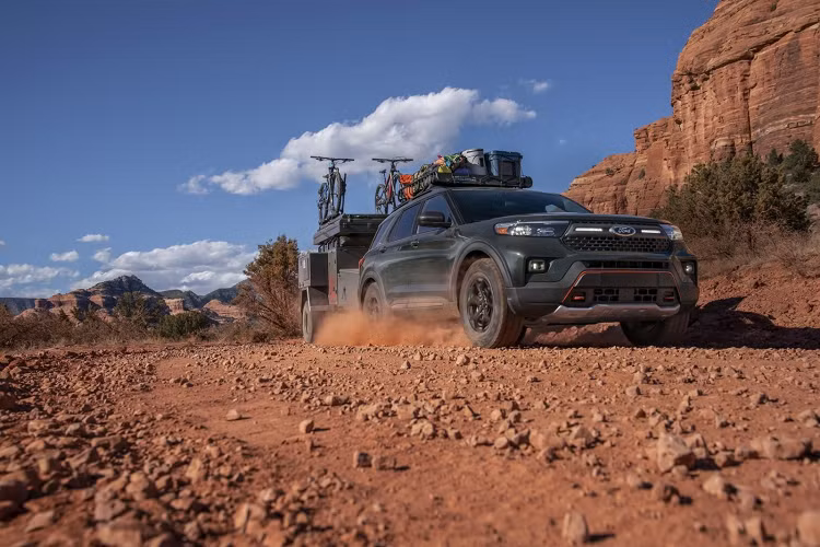 Đặc biệt, Ford Explorer Timberline 2021 sẽ có 2 gói công nghệ an toàn Co-Pilot360 và Co-Pilot360 Assist+ safety, bao gồm hệ thống kiểm soát hành trình thích ứng với tính năng Stop and Go, hỗ trợ đưa xe vào giữa làn đường, hỗ trợ đánh lái cũng như nhận diện biển báo giao thông. Cuối cùng là camera 360 độ và hệ thống hỗ trợ khởi hành ngang dốc.