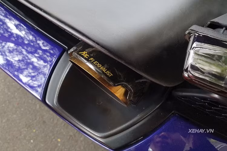 Hoàn thiện vẻ ngoài vô cùng cuốn hút là bộ mâm 7 chấu kép sơn đen thể thao do Novitec hợp tác cùng Vossen phát triển, kết hợp chụp bánh xe màu vàng và kẹp phanh cũng sơn vàng ấn tượng. Bên cạnh đó, hệ thống ống xả của xe cũng được "lên đời" với bộ ống xả dòng Signature cao cấp của Frequency Intelligent Exhaust, toàn bộ hệ thống được làm từ từ titanium và phủ màu vàng nhám. Ở lần xuất hiện này, chủ nhân của chiếc McLaren 720S đã gỡ bỏ những đường viền nhỏ màu vàng dán quanh xe và khe gió trên nắp ca-pô.