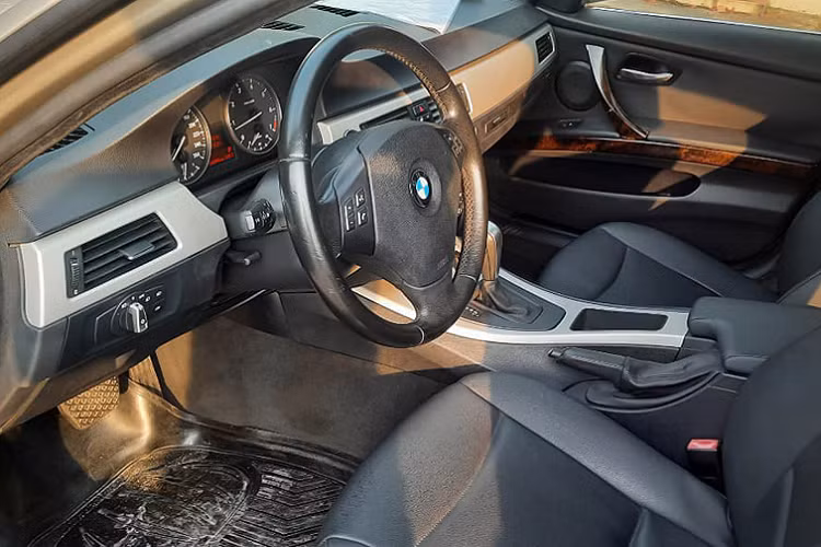 Nội thất BMW 320i được trang bị ghế bọc da Sensatec, thiết kế tối giản và cao cấp. Xe sử dụng màn hình cảm ứng, kết nối Bluetooth không dây, MP3. BMW 320i đời 2009 là mẫu xe BMW đầu tiên tại Việt Nam có hệ thống định vị toàn cầu BMW tích hợp bản đồ Việt Nam.