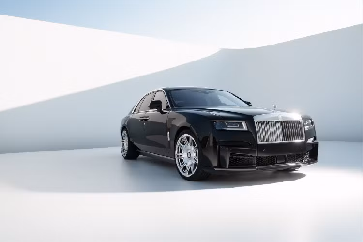So với gói độ từ Mansory, phiên bản độ SPOFEC của Novitec không thay đổi nhiều diện mạo đã vốn hoàn hảo của Rolls-Royce Ghost 2021 mới. Hãng độ đã thiết kế cho chiếc Ghost một số chi tiết có nét đặc trưng của dòng SPOFEC từng xuất hiện trên những chiếc Rolls-Royce khác. 