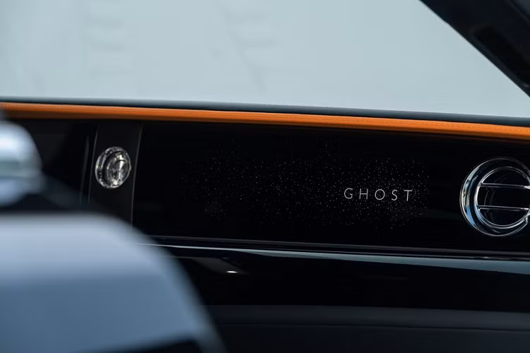 Phần đuôi xe chỉ được Novitec sửa đổi nhẹ với nâng cấp thể thao cùng hệ thống khuếch tán sau mới cùng một cánh lướt gió nhỏ ốp vào trên nắp cốp phía sau. Xe được trang bị hệ thống treo giúp hạ thấp chiều cao tổng thể của xe ở tốc độ lên tới 140 km/h, hệ thống treo khí nén của Ghost được lập trình lại giúp hạ thấp chiếc xe khoảng 40 mm so với phiên bản gốc.