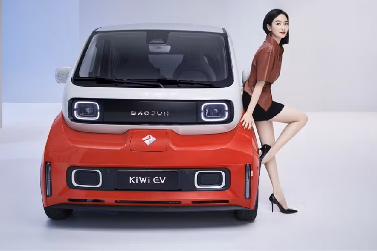 Vào năm ngoái, liên doanh SAIC-GM-Wuling đã công bố những hình ảnh chính thức đầu tiên về mẫu xe mini Baojun KiWi 2021 mới. Giờ đây, chiếc xe điện bé nhỏ này cuối cùng đã sẵn sàng đến với người tiêu dùng ở thị trường nội địa Trung Quốc.