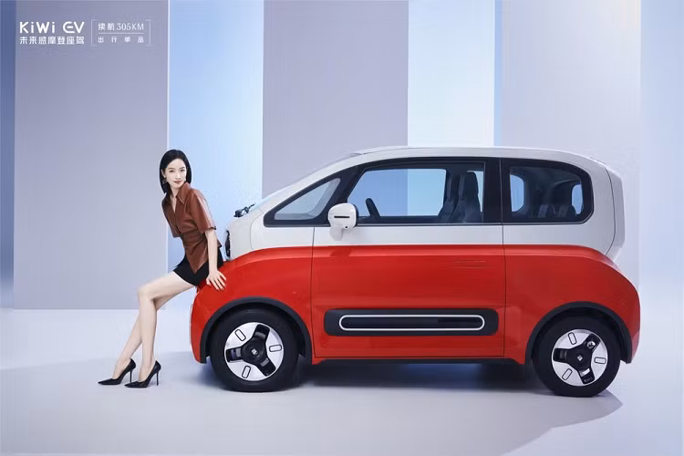 Xe sẽ được bán ra thị trường với 2 phiên bản. Giá xe Baojun KiWi 2021 phiên bản Designer có mức khởi điểm 69.800 nhân dân tệ (tương đương 246 triệu đồng), trong khi phiên bản Artist có giá khởi điểm cao hơn từ 78.800 nhân dân tệ (tương đương 277 triệu đồng).